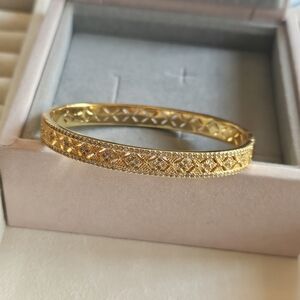 Elegant 18K Gold Bangle Bracelet Size16 (Brand New)